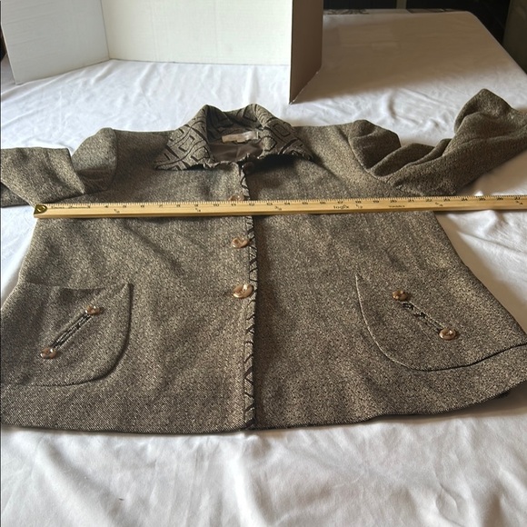 Elegant Women's Brown Blazer with Button Details - Picture 4 of 6